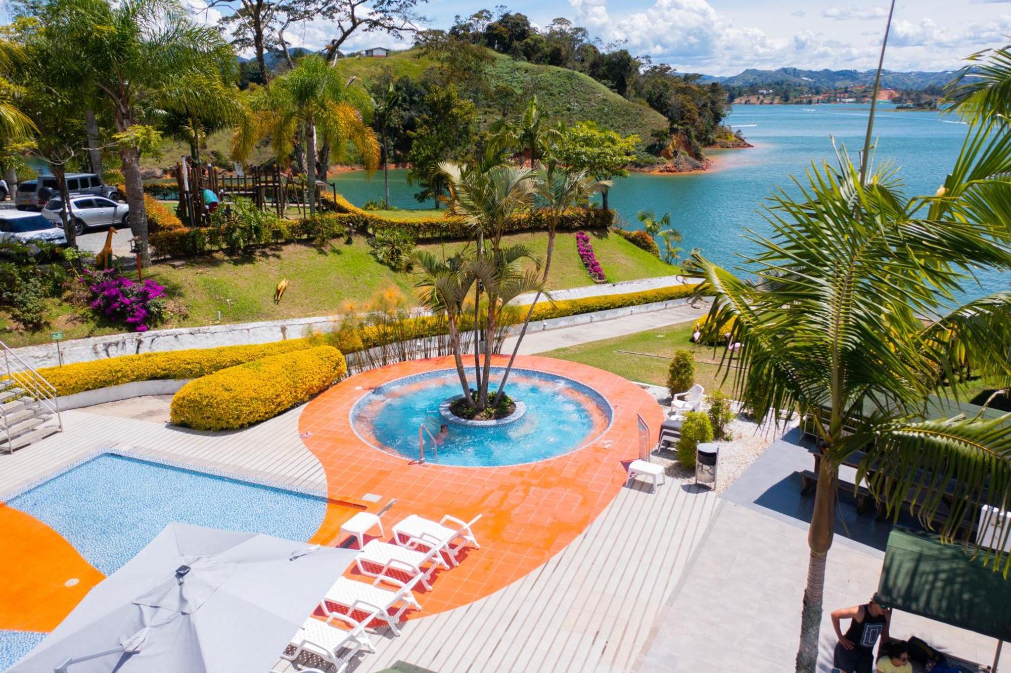 Hotel Los Recuerdos Guatape Luaran gambar View of the resort