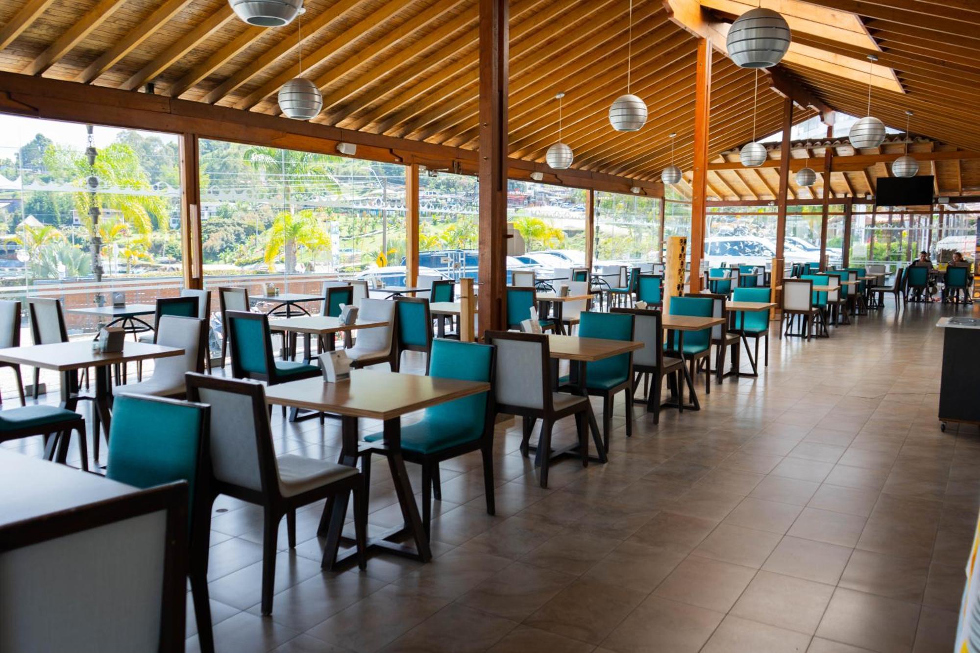 Hotel Los Recuerdos Guatape Luaran gambar Restaurant at the airport